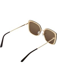 Gafas de sol cuadradas con un marco metálico dorado, lentes oscuros y puntas de patillas negras elegantes. Incluyen almohadillas nasales para mayor comodidad.