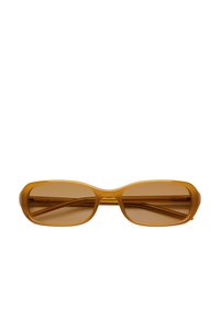 Sonnenbrille mit einem glänzenden, senfgelben Kunststoffrahmen, rechteckiger Form, braun getönten Gläsern und schlanken Bügeln mit dezentem Branding.
