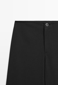 Un pantalon noir avec un design épuré, devant plat, fermeture à un bouton et une texture lisse. Pas de motifs ni d'accents visibles.