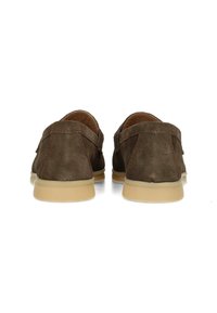 Bruine suède schoenen met een lage hak, rond teentje en een gladde tan zool. De stiksels langs de naden zijn subtiel zichtbaar.