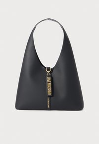 Must musträkk, millel on lai rihm, kuldne metallist viimistlus ja kaks riputatavat silti, millel on kuldsete tähtedega graveeritud "LOVE MOSCHINO".