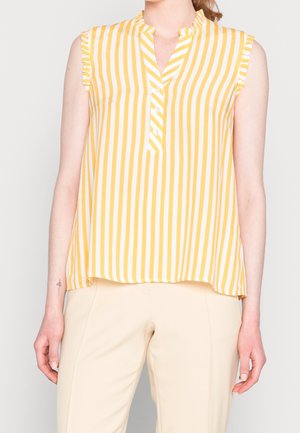 Blusa sin mangas de rayas verticales amarillas y blancas, con collar mandarina, mangas con volantes y una tapeta de botones en el escote.