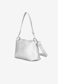 Bolso de piel plateada con un acabado texturizado, que presenta un compartimento principal, una larga correa para el hombro y acentos de hardware metálico.