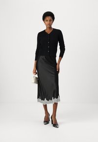pure cashmere CLASSIC CABLE CARDIGAN - Casaco de malha - black