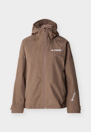Καφέ αδιάβροχο μπουφάν με κουκούλα, πλήρες φερμουάρ και λογότυπα που αναγράφουν "TERREX" στο στήθος και "GORE-TEX" στην μανσέτα του μανικιού.