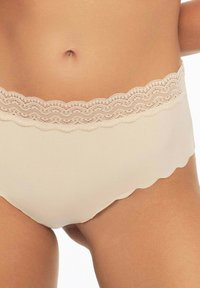 Beżowe majtki o wysokim stanie z falbankowym koronkowym wykończeniem w pasie. Gładka faktura, miękka tkanina i bezszwowy design dla komfortu.