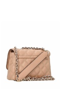Beige gesteppte Leder Crossbody-Tasche mit Kette aus goldfarbigem Metall und gepolstertem Schulterpolster, auf einem weißen Hintergrund präsentiert.