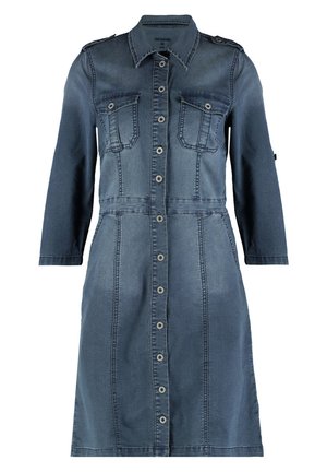 Abito in denim blu scuro con maniche lunghe, chiusura a bottoni frontale, due tasche sul petto e vita aderente. Presenta un colletto classico e dettagli di cucitura.