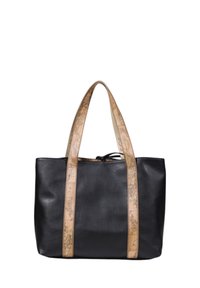 Borsa tote in pelle nera con due manici color talpa a fantasia. Presenta un ampio scomparto principale con chiusura superiore e dettagli stampati con mappe.