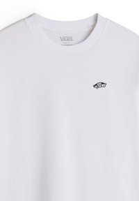 Weißes, lässig geschnittenes Vans T-Shirt mit Rundhalsausschnitt und kleinem schwarzen "Vans Off The Wall" Skateboard-Logo auf der linken Brust.