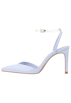 Escarpin pointu bleu clair avec un design épuré, en cuir, sangle de cheville transparente avec boucle dorée et un talon aiguille haut.