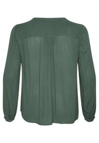 Blouse verte à manches longues en tissu léger, présentant une texture subtile, un ourlet arrondi et des poignets à boutons avec un détail de pli au dos.