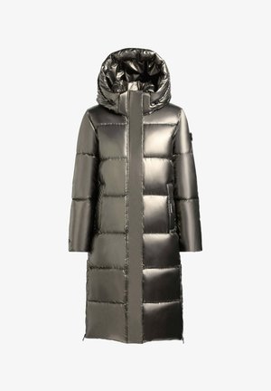 Cappotto lungo imbottito grigio metallico con cappuccio aderente, sezioni cucite orizzontalmente e chiusura anteriore a zip. Dotato di tasche laterali.