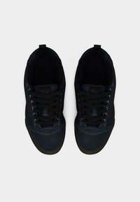 Ναυτικό μπλε σουέτ αθλητικά παπούτσια με μαύρα κορδόνια, επενδεδυμένο γιακά και εξωτερική σόλα από καουτσούκ. Διαθέτουν αντίθετη ραφή και πίσω ταινία για εύκολο φόρεμα.