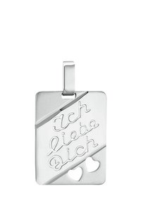 Ciondolo in argento con testo impresso "Ich liebe Dich" e design con taglio diagonale, superfici lisce e texture, e piccole aperture a forma di cuore.