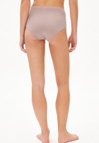 Un sous-vêtement taille haute de couleur mauve clair, présentant une texture lisse et des coutures minimales, offrant une couverture complète et un ajustement confortable.