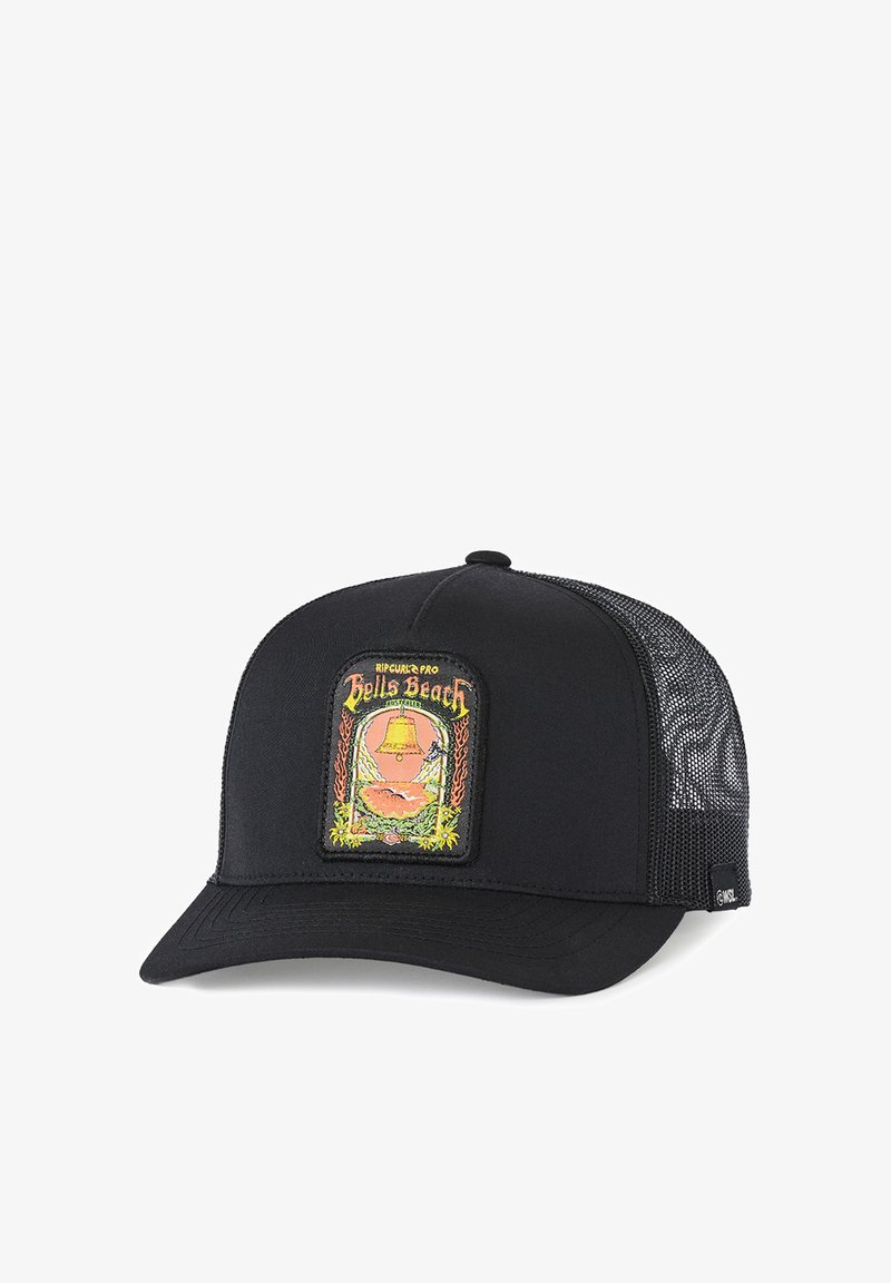Casquette trucker noire en mesh avec une visière courbée et un patch brodé coloré indiquant "Rip Curl Pro Bells Beach" avec un design de coucher de soleil et d'océan.