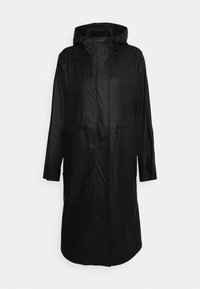 Abrigo negro impermeable que cuenta con capucha, cintura ajustable con cordón, botones a presión y un dobladillo ligeramente curvado, fabricado en un material suave y duradero.