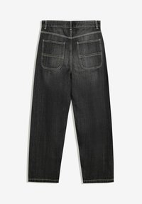 Pantaloni de denim negri cu talie înaltă, două buzunare mari pătrate pe spate, cusături albe vizibile și picioare drepte pe un fundal alb.