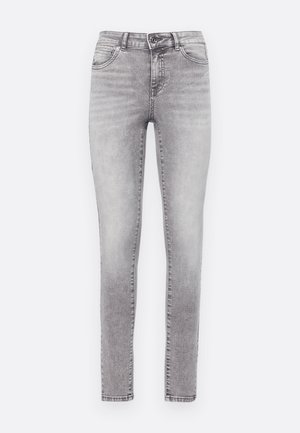 Jean skinny dans un délavé gris, en denim. Se ferme par un bouton et une fermeture éclair, possède cinq poches et un léger effet froissé.