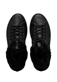 Zwarte leren sneakers met een gestructureerde afwerking, voorzien van een pluizige zwarte furkraag en zes paren zwarte ogen voor veters.