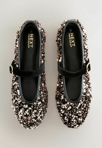 Schwarze Schuhe mit einem Samt-Riemen, verziert mit roségoldenen Pailletten, die die Oberfläche bedecken, mit einer runden Zehenform und gepolstertem Fußbett.