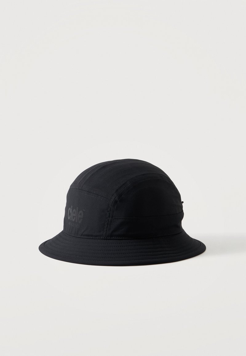 Bob noir avec coutures apparentes et logo subtil "ciele athletics" sur le côté, présenté sur un fond clair uni.