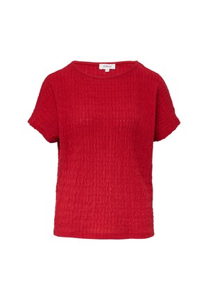 T-shirt rouge à texture, à manches courtes, avec un col rond et un motif ondulé subtil, fabriqué en tissu léger.