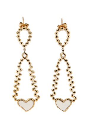 Cercei drop cu bile aurii și pandantive albe în formă de inimă, având un design buclat și închidere cu știft.
