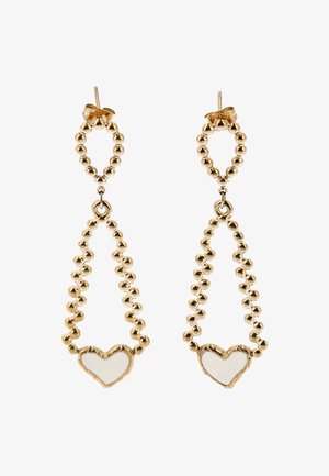 Cercei drop cu bile aurii și pandantive albe în formă de inimă, având un design buclat și închidere cu știft.
