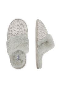 Zapatillas de casa de color gris claro con parte superior tejida y forro de pelo sintético. Diseño de punta abierta, textura suave, suela acolchada para mayor comodidad.