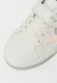 Hvide lædersneakers med grå gummisål, med stardetalje i iriserende materiale, snørebånd og velcro-lukning.