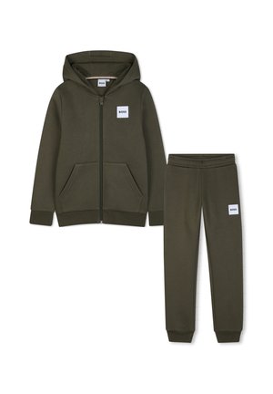 Donkergroene hoodie met rits en kangoeroezakken, en bijpassende joggingbroek met elastische taille, beide met witte BOSS logo patches.
