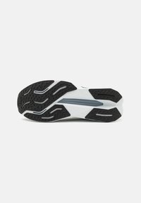 Schuhsohle mit einer schwarzen Gummibasis, die strukturierte Muster aufweist, einer weißen Zwischensohle und grauen Akzentlinien für Stabilität und Grip.