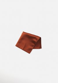 Pañuelo de bolsillo de satén marrón, de forma cuadrada, textura suave, con un sutil patrón acanalado, doblado de manera ordenada.