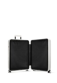 Hartschalenkoffer in Weiß, mit einem geteilten Design und schwarzem Innenraum, mit reißverschlussgesicherten Fächern und vier schwarzen Rollen für Mobilität.