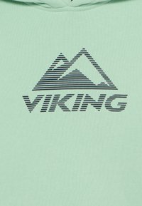Sweatshirt verde menta com um design de montanha listrada a preto e o texto "VIKING" em letras grossas abaixo do gráfico. Textura suave.