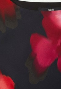 Tensură cu imprimeu floral, prezentând forme abstracte mari în nuanțe de roșu și roz pe un fundal negru. Textură netedă, realizată dintr-un material italian.