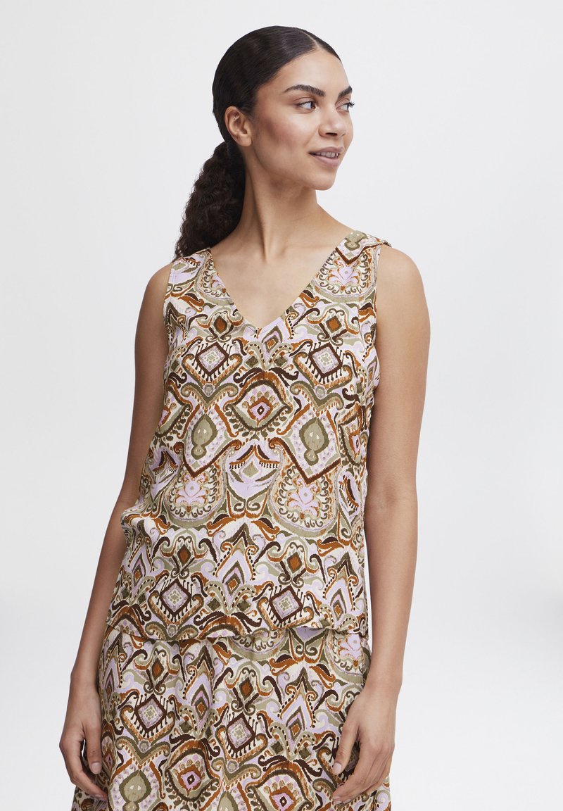 Mouwloze v-hals blouse in een bloemenpatroon, met tinten groen, roze en bruin. Gemaakt van lichtgewicht stof met een vloeiende snit.