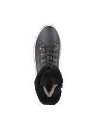 Zapato de piel negra con parte superior texturizada, punta redonda y forro de piel sintética. Tiene ojales y cordones planos. Suela blanca con tracción.
