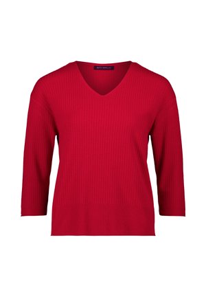 Pull en tricot rouge côtelé avec un col en V et des manches trois-quarts. Tissu léger avec une finition texturée. Étiquette de marque visible.