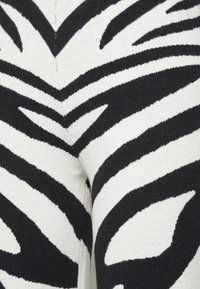 Vero Moda VMGOLD LEO PANT - Calças - black/birch