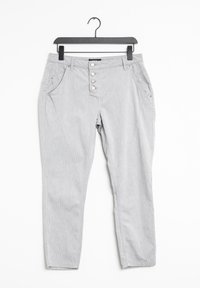 Pantalon en velours côtelé gris clair avec quatre boutons argentés, poches avant et arrière, suspendu à un cintre noir sur fond blanc.