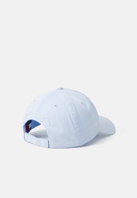 Lys blå baseballcaps laget av bomull, med en rund krone med en jevn tekstur, justerbar reim og logodetalj på baksiden.