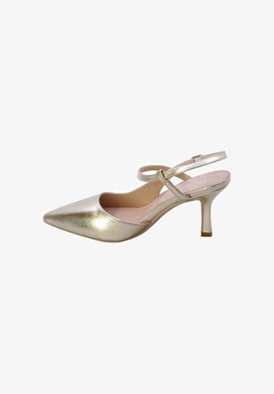 Décolleté slingback dorato con punta appuntita, sottile cinturino e tacco stiletto di altezza media su sfondo bianco.