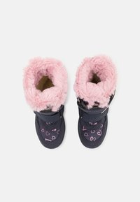 Stivali sintetici navy con foderatura in pelliccia sintetica rosa e motivi a cuore. Chiusura con strap in velcro, con design della punta arrotondata.