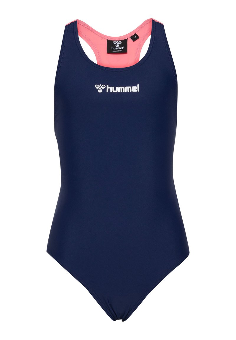 Maillot de bain une pièce bleu marine avec des accents roses, design dos nageur, comportant un logo Hummel en blanc sur la poitrine. Fabriqué en matériau lisse et extensible.
