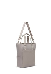 Lichtgrijze rechthoekige draagtas met dubbele handvatten, een lange verstelbare schouderriem en zijzakken, rechtopstaand op een witte achtergrond.