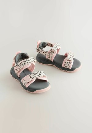 Sportos szandálok rózsaszín és fehér leopárd mintás pántokkal, tépőzáras záródással, párnázott bokatámasszal és fekete gumitalppal.