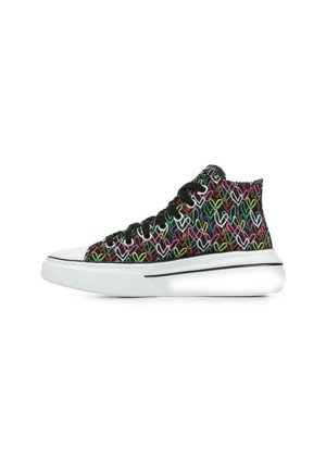 Zapatillas altas con un upper de tela negra que presenta patrones de corazones multicolores. Punta y suela de goma blanca con una línea de acento negra.